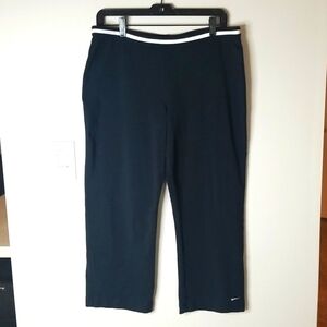 Nike Womens cropped lightweight strech material